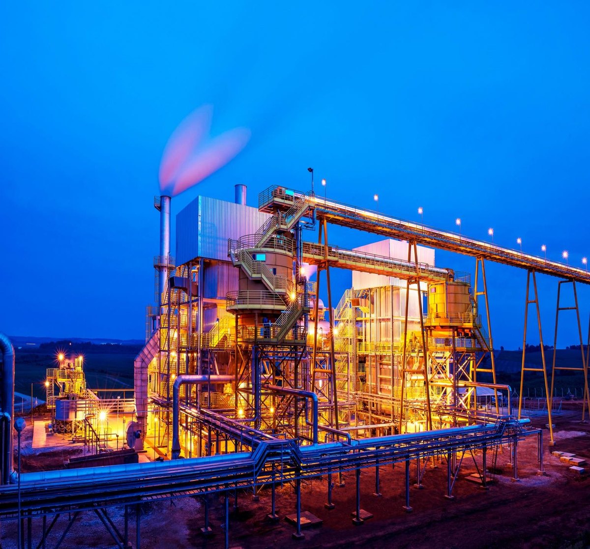 Planta industrial de geração de energia em operação noturna